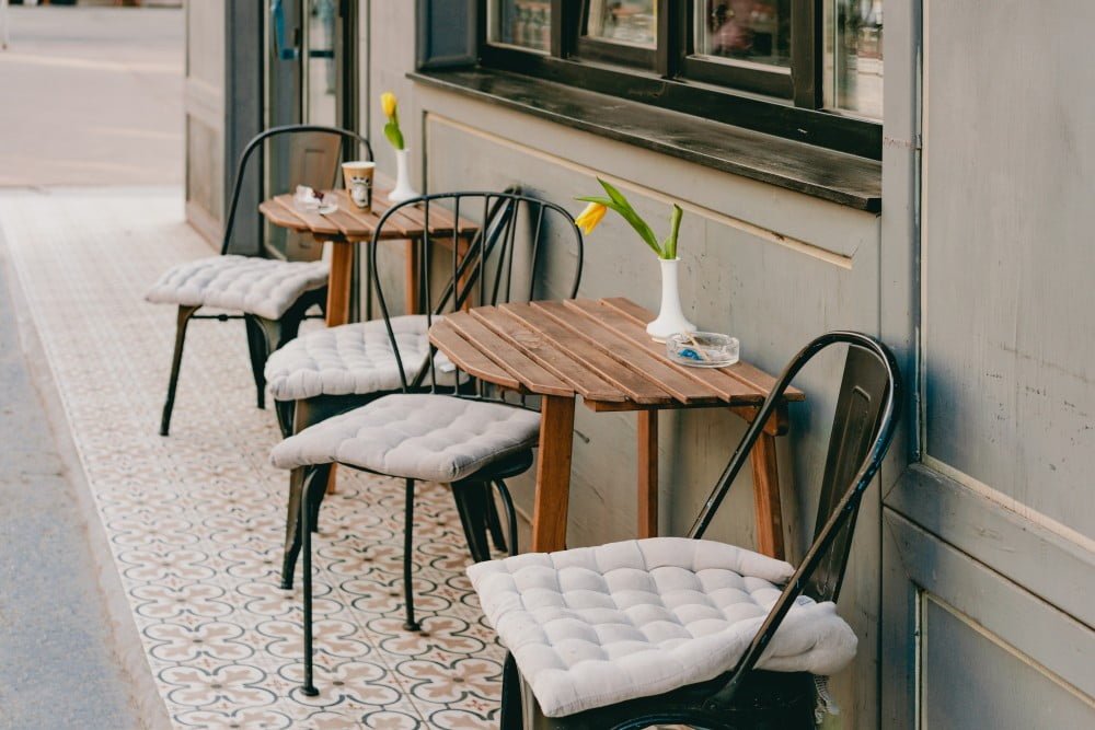 Table and chairs for pavement licence